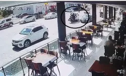 Hafif Ticari Araç İle Üç Tekerlekli Motosiklet Çarpıştı; Kaza Anı Kamerada