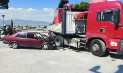 TIR'ın Yakıt Deposuna Çarpan Otomobilde İki Yaralı