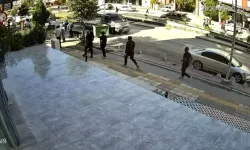 Hafif Ticari Araç, Karşı Şeride Geçip Kuryeye Çarptı; Kaza Kamerada