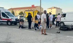 Motosikletle Otomobilin Çarpıştığı Kaza Kamerada; 2 Yaralı