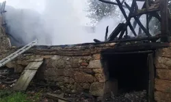 Atıl Durumdaki Ev Yangında Kullanılamaz Hale Geldi