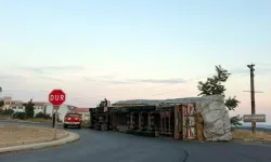 Devrilen TIR'ın Sürücüsü Aracı Bırakıp Gitti