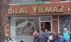 Bayrampaşa'da Kazada Savrulan Otomobil Berber Dükkanına Çarptı: 2'si Ağır 5 Yaralı
