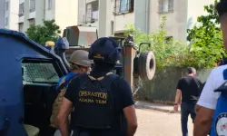 Yakalanacağını Anlayan Şüpheli, Elinde El Bombası İle Kendisini Eve Kilitledi