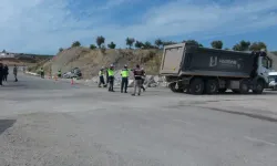 Kilis'te Hafif Ticari Araç İle Hafriyat Kamyonu Çarpıştı; 3 Ağır Yaralı