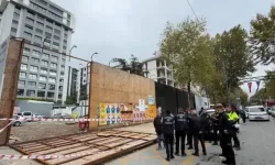 Kadıköy'de İnşaatın Dış Koruma Kaplaması Yayaların Üzerine Devrildi: 2 Yaralı