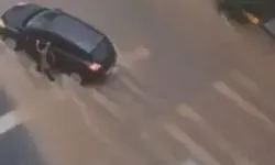 Sultanbeyli’de Yağmur Suyunda Sürüklenerek Yere Düşen Çocuğa Sürücü Yardım Etti