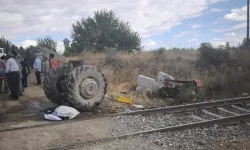 Yük Treni, Traktöre Çarptı; İşitme Engelli Sürücü Yaralandı