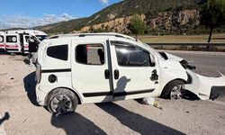 Reşadiye`de Refüje Çarpan Hafif Ticari Araç, Takla Attı; 4 Yaralı
