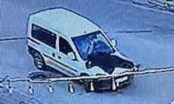 Trafikte Önünü Kestiği Hafif Ticari Aracı Çaldı; O Anlar Kamerada