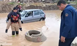 Hatay'da Sağanak; Otomobilde Mahsur Kalan Öğrencileri İtfaiye Kurtardı