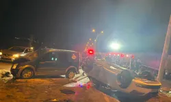 Hafif Ticari Araçla Çarpışan Otomobil Refüje Çıktı: 6 Yaralı