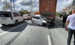 Arnavutköy'de 3 Aracın Karıştığı Kazada Otomobil Kullanılamaz Hale Geldi: 1 Yaralı