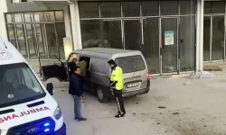 Kaçak Göçmenleri Taşıyan Minibüs İş Yerinin Duvarına Çarptı: 5 Yaralı