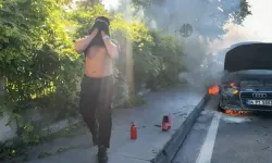 Kağıthane’de Otomobil Yandı; Vatandaş Kola Şişesiyle Müdahale Etti