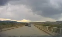 Hatalı Sollama Yapan Sürücünün Kazadan Kıl Payı Kurtulduğu Anlar Kamerada