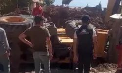 İş Makinesi Çalışma Sırasında Çukura Düştü
