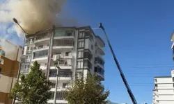 8 Katlı Binanın Çatısında Yangında Mahsur Kalan 7 Kişi Kurtarıldı