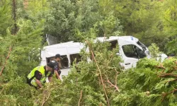 Mersin'de Minibüs Bahçeye Yuvarlandı: 1'i Ağır, 17 Yaralı