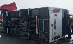 Midibüs, Kaygan Yolda Devrildi; Yaralılar Var