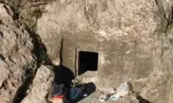 Van’da Kaya Mezarında Kaçak Kazı Yapan 5 Şüpheli Suçüstü Yakalandı