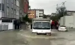 Avcılar'da Rögarlar Taştı; Sokaklar Su Altında Kaldı