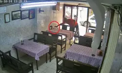 Şarja Takılı Cep Telefonunu Çaldı, O Anlar Kamerada