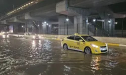 Adana'da Sağanak; Yollar Göle Döndüg