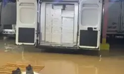 Eyüpsultan'da Su Baskınında Yolda Kalan Araçlar Çekiliyor