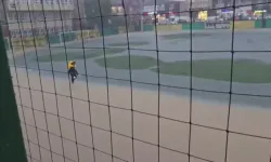 Ayazağa'da Mahsur Kalan Öğrencileri Öğretmeni Sırtında Taşıdı