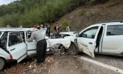 Hafif Ticari Araç İle Otomobil Çarpıştı: 1'i Ağır, 3 Yaralı