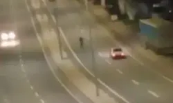 Tehlikeye Aldırış Etmeden Yolun Ortasında Yürüdü