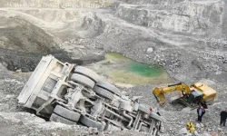 Taş Ocağı Sahasında Devrilen Kamyonun Şoförü Yaralandı