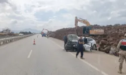 Bariyerlere Çarpan Otomobilin Sürücüsü Yaralandı