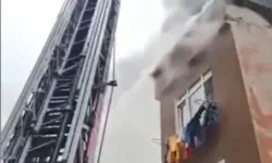 Fatih'te 3 Katlı Binanın Terasında Yangın; Alevler Bitişikteki Binanın Çatısına Sıçradı