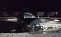 Aydınlatma Direğine Çarpan Otomobilin Sürücüsü Yaralandı