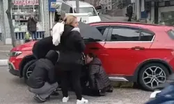 Otomobilin Çarptığı Anne İle Kızına Çevredekiler Şemsiye Tuttu