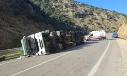 Kilis'te Devrilen TIR'ın Sürücüsü Yaralandı