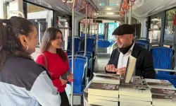 Toplu Taşıma Aracında Yazdığı Kitabını Trambüste İmzaladı