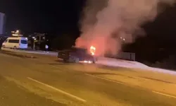 Kavşaktan Dönen Otomobilin Motor Kısmı Alev Aldı
