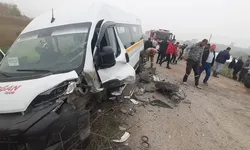 Balıkesir'de İşçi Servis Minibüsü İle Hafif Ticari Araç Çarpıştı: 9 Yaralı