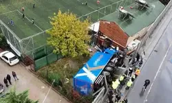 Sultangazi'de 2 Araca Çarpan Kargo Yüklü Kamyon Halı Sahanın Bahçesine Düştü: 2 Yaralı