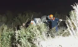 Otomobil Uçuruma Yuvarlandı, Sürücü Öldü, Eşi Yaralandı