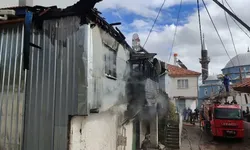 Afyonkarahisar’da Ahşap Ev Yandı
