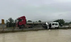 TIR İle Hafif Ticari Araç Kafa Kafaya Çarpıştı: 1 Ölü, 1 Ağır Yaralı