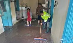 Mersin'de Sağanak; Ev Ve İş Yerlerini Su Bastı, Yollar Göle Döndü