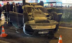 Otomobil, Park Halindeki Araçlara Çarpıp Takla Attı; 2 Yaralı