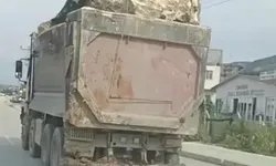 Yükü Kasaya Sığmayan Kamyon Trafikte Tehlike Oluşturdu