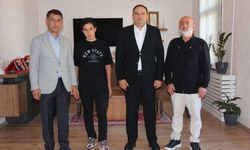 Kore’de Ülkemizi Temsil Edecek Millî Okçu Lütfi Eymen Ay’dan Kaymakam Dr. Demir’e Ziyaret