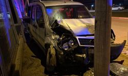 Erbaa'da Direksiyon Hakimiyetini Kaybeden Sürücü Elektrik Direğine Çarptı